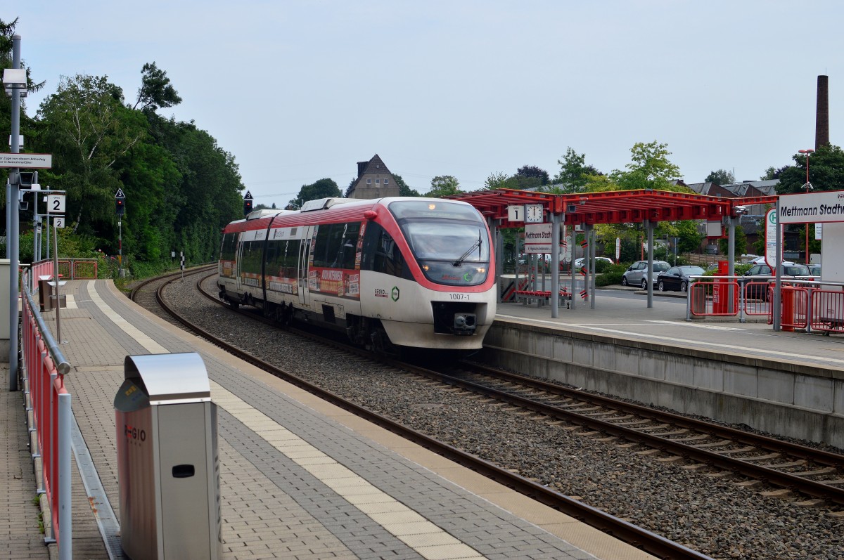 An der Endstation in Mettmann Stadtwald steht der Regiobahntriebwagen 1007 am Bahnsteig und wartet auf seine Ausfahrt. 9.8.2015