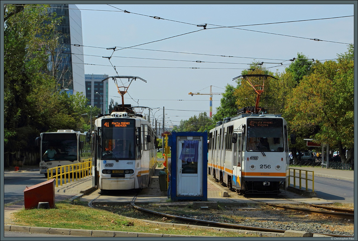 An der Endstation Piata Presei stehen sich die zwei neusten Generationen von Straßenbahnfahrzeugen in Bukarest gegenüber. Links Bucur Low Floor 4033 und rechts der 1979 gebaute V3A 256. (4.9.2019)