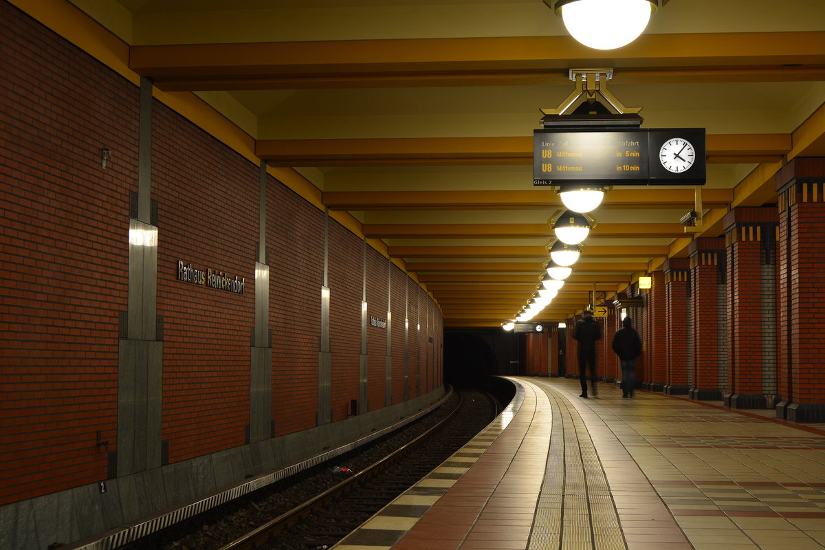 An der Endstation Rathaus Reinikendorf ist vom Getummel in der Innenstadt nichts zu spüren. Die Sation wurde am 29. September 1994 im Zuge der Nordverlängerung der U8 nach Wittenau eröffnet. Auch hier setzte Rainer G. Rümmler wie bei der Station Zitadelle auf eher dunkele natürliche Farben.

Berlin Reinikendorf 03.01.2018