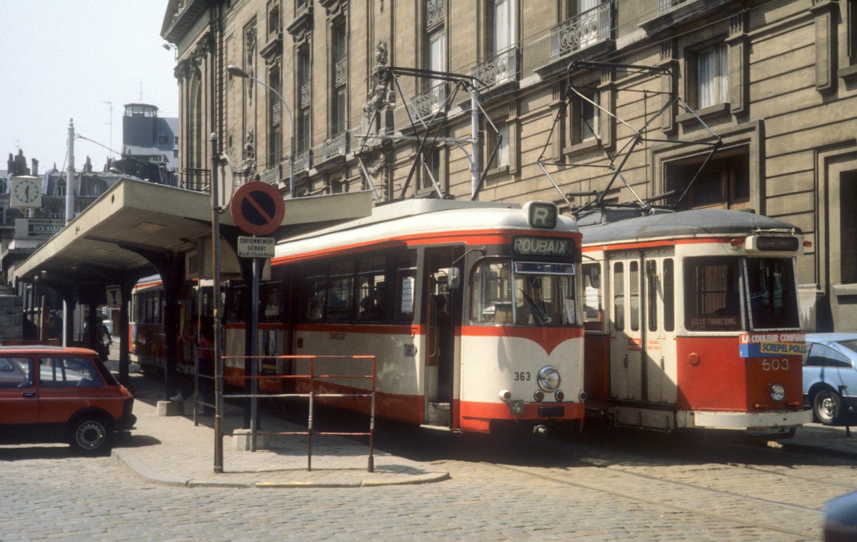 An der Endstelle in Lille Stadmitte halten im Juni 1982 SNERLT / COTRALI SL R (DÜWAG/KIEPE-Tw 363) nach Roubaix und SL T (Tw 503) nach Tourcoing. - La Société Nouvelle de l'Électrique Lille-Roubaix-Tourcoing (SNERLT) übernahm im September 1980 sechs DÜWAG/KIEPE-Grossraumtriebwagen (352, 353, 362, 363, 365 und 367) von den Vestischen Strassenbahnen. Die Wagen wurden im Februar 1981 in Betrieb genommen.