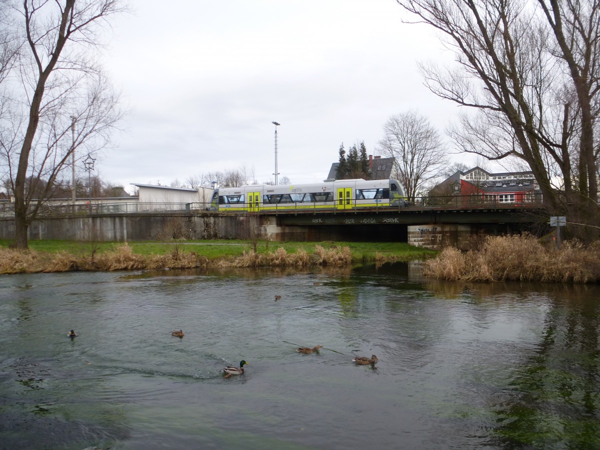 An den Enten in der säschsichen Saale fährt hier ein VT 650 von Agilis entlang.
Aufgenommen am 28.12.2013