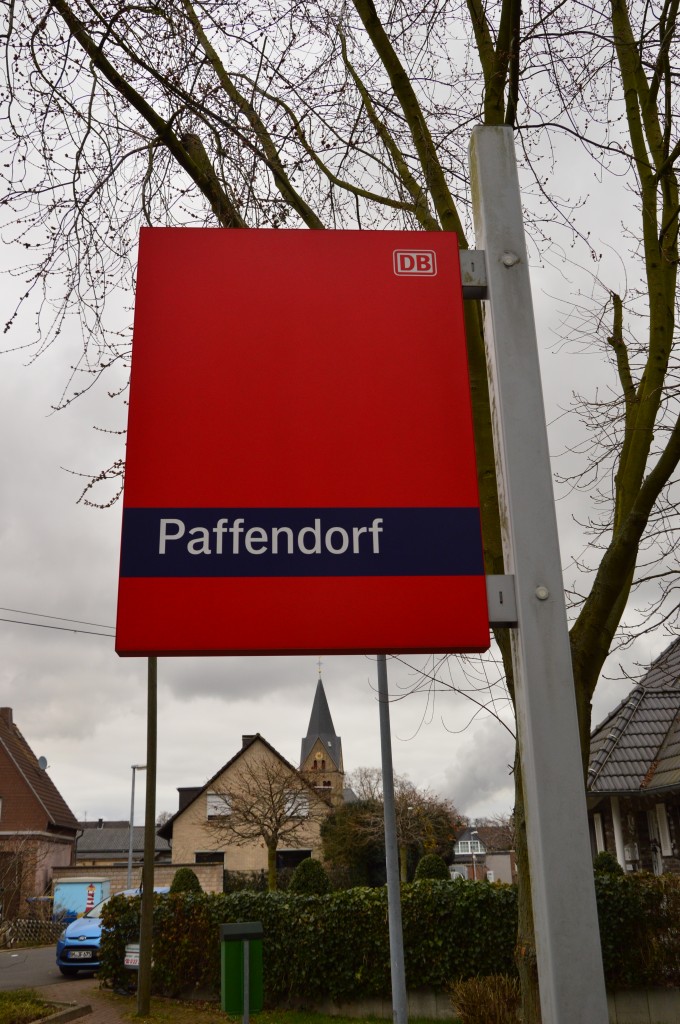 An der Erftbahn liegt der kleine Ort Paffendorf, der Haltepunkt besitzt auch dieses Bahnhofsschild, damit der Reisende weiss wo er ist. Damit der Reisende auch weiss wieso der Ort Paffendorf heisst, ist es so an den Mast geschraubt, das man die Kirche sehen kann. 20.3.2016