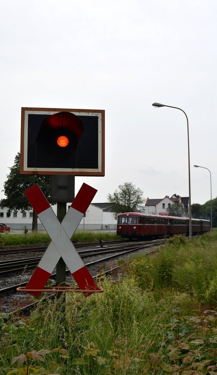 An der ersten Fotostelle fanden Hermann Josef und ich zur Freude einen Bahnübergang mit Blinkanlage vor. Im Hintergrund fährt eine 4fach Traktion Uerdinger Schienenbusse gen Neuenrade.

Menden 12.06.2016
