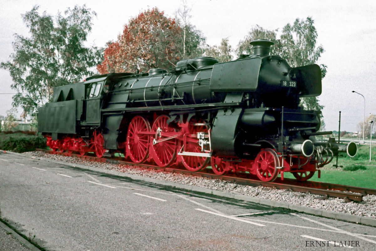An der Fachhochschule Offenburg stand zum Zeitpunkt der Aufnahme 01.10.1981 die bad. IVh 1011. Diese optisch sehr gelungene Maschine wurde 1920 von Maffei gebaut und und die Badische Staatsbahn übergeben.




