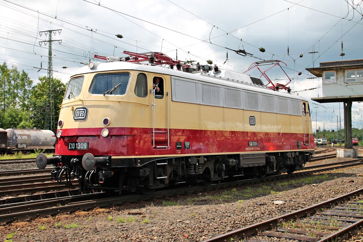 An der Fahrzeugparade des Sommerfestes vom DB Museum am 18.06.2016 nahm auch TRI/AKE E10 1309 (113 309-9) von Tobias Richter in Koblenz Lützel teil.