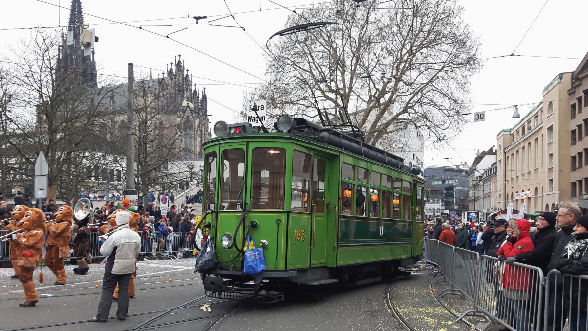 An der Fasnacht 2016 stand der Be 2/2 163 in der Theaterkurve und diente als Pausenraum. Die Aufnahme stammt vom 15.02.2016.