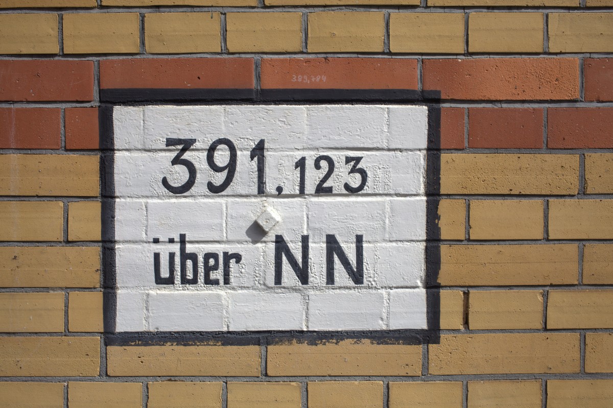 An fast allen Bahnhofsgebäuden fand man diese Anschrift: Die Höhenmarke , hier im Bahnhof von Oybin.12.04.2015 14:48 Uhr.