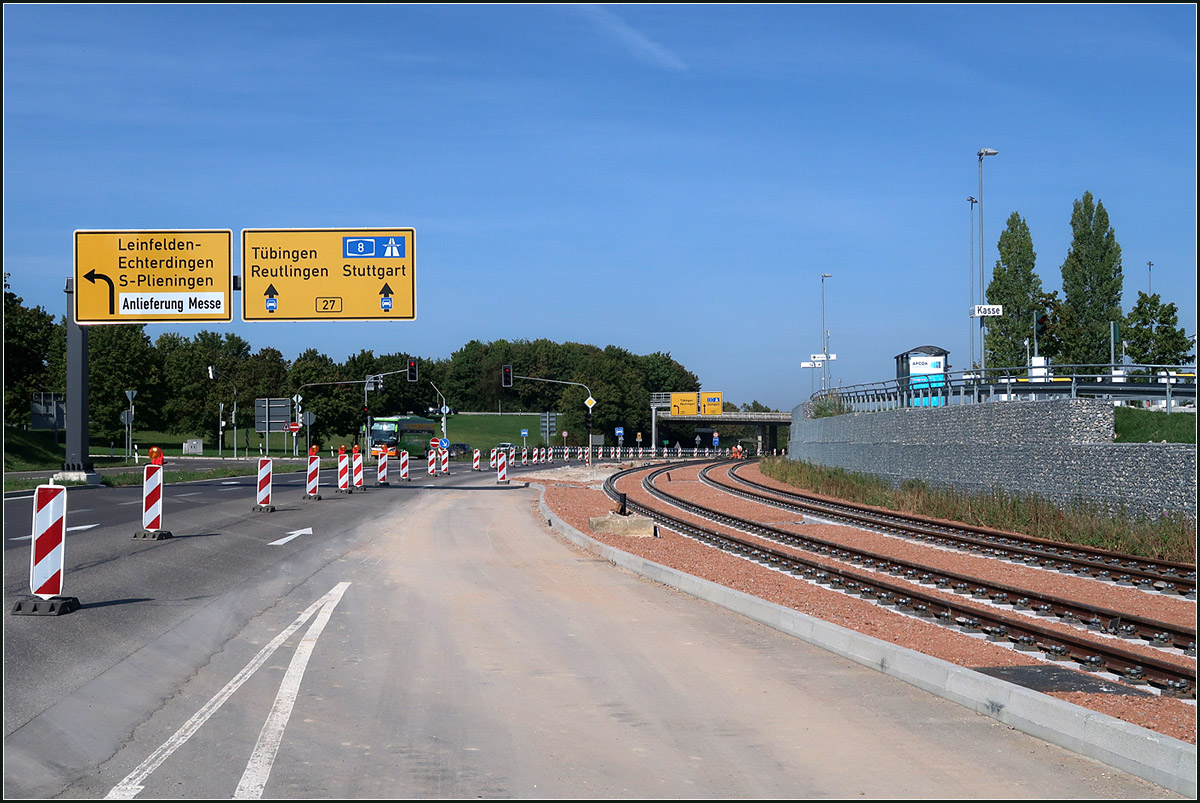 An der Flughafenstraße entlang -

Die Trasse der U6-Verlängerung zum Flughafen erreicht diesen parallel zur Flughafenstraße. Unter der bestehenden Brücke im Hintergrund wird die Bahn die Landstraße zwischen Echterdingen und Stuttgart-Plieningen unterqueren. Die Blickrichtung ist nach Westen.

14.09.2020 (M)