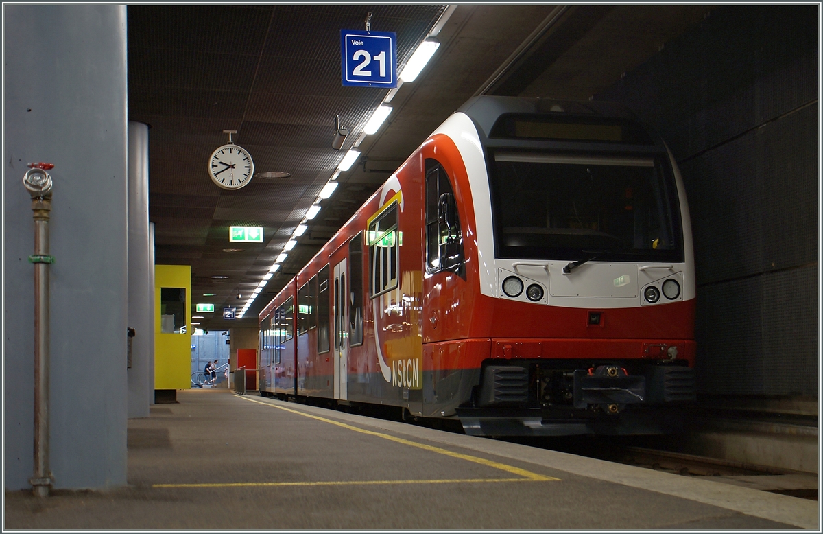 An diese Form muss man sich, zumindest in der Westschweiz, bald vermehrt gewöhnen: Ein neuer Stadler NStCM ABe 4/8 wartet im Bahnhof von Nyon auf seinen Einsazt.
6. Juli 2015