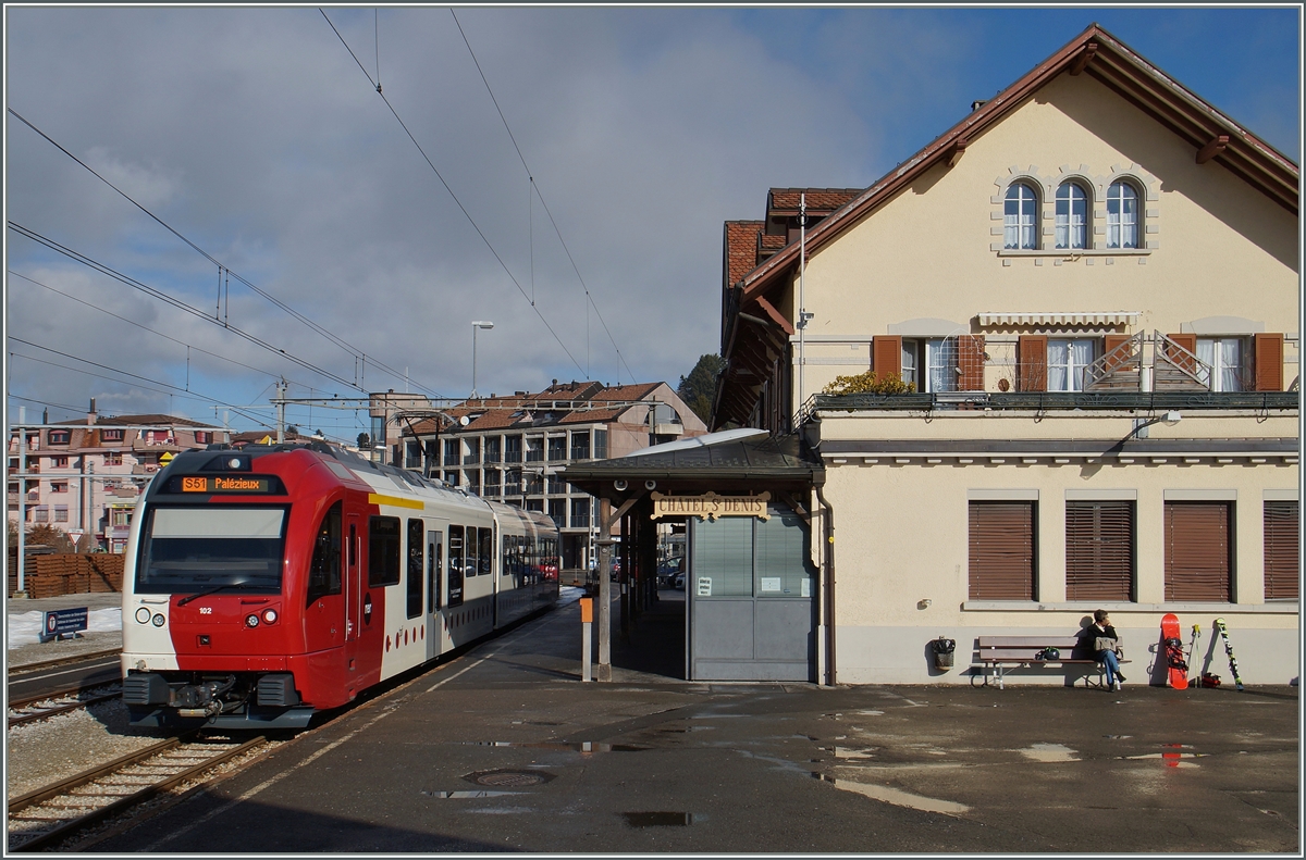 An diese Formen muss man sich vermehrt gewöhnen, ob sie nun Be 4/4, ABDeh 2/4 oder ABe 2/4 heissen. Doch passen sie recht gut in die jeweilige Landschaft, so dass die Bahnfotografie aus weiterhin Freude bereitet. 
Der TPF ABe2/4 + B + Be 2/4 102 verlässt als S 51 14859 Richtung Palézieux den Bahnhof Châtel St-Denis. 
29. Jan. 2016 
