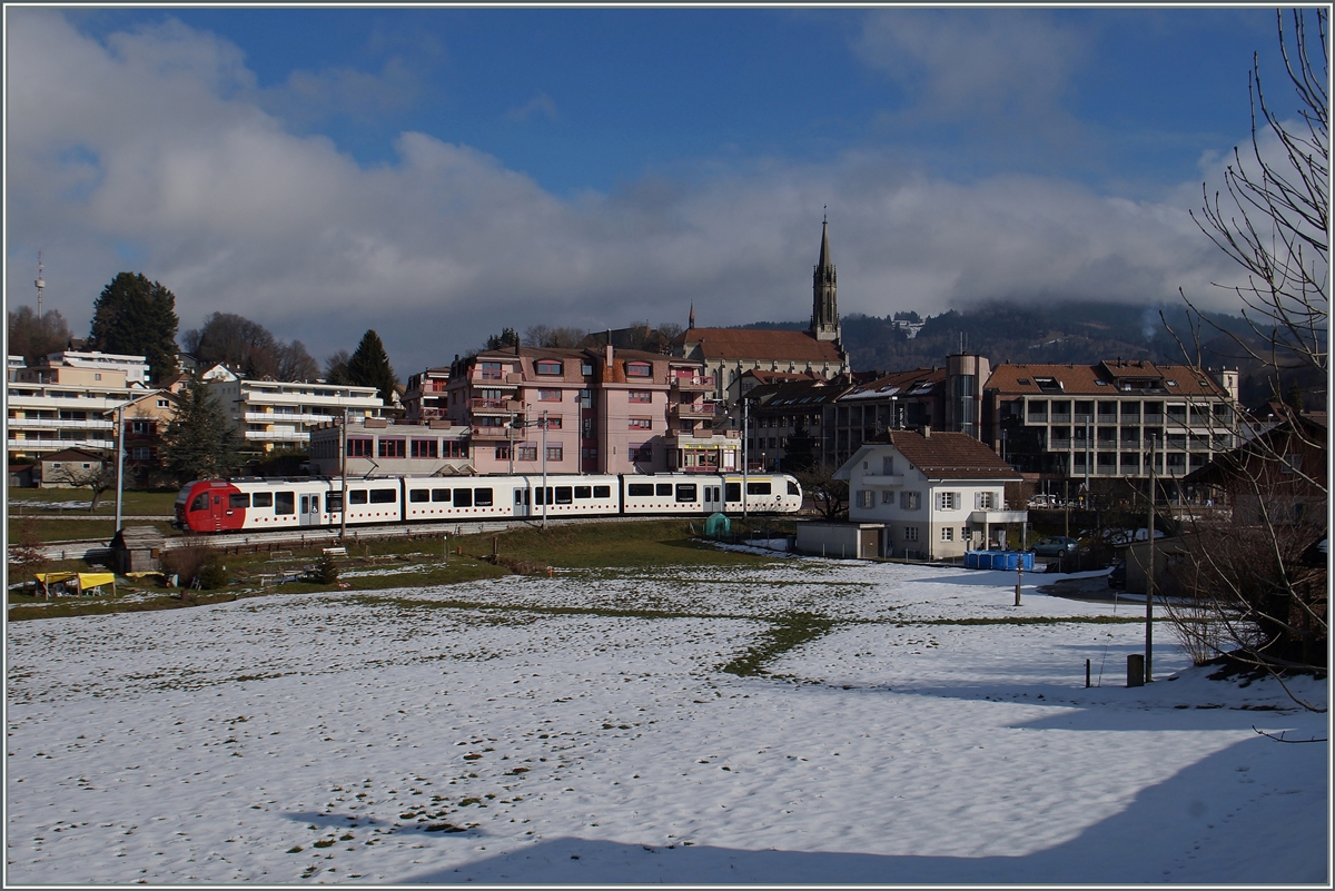 An diese Formen muss man sich vermehrt gewhnen, ob sie nun Be 4/4, ABDeh 2/4 oder ABe 2/4 heissen. Doch passen die SURF (Srie Unifie Romande pour Rseau Ferr mtrique) recht gut in die jeweilige Landschaft, so dass die Bahnfotografie auch weiterhin Freude bereitet. Der TPF SURF ABe2/4 + B + Be 2/4 102 errecht als S 50 14816 Chtel St Denis. 
Dieses Fotostelle unterliegt einem baldigen Verfalldatum, denn der neuen Bahnhof wird links des Bild zu liegen kommen und hohe Wohnhuser werden den leeren Platz auf der Weise einnehmen.
29. Jan. 2016