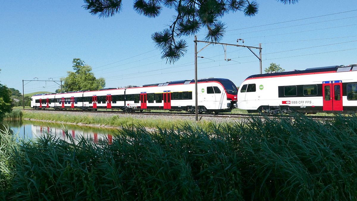 An der Freizeitanlage 'Bdli' in Riedt bei Erlen befinden sich RABe 523 106 und 523 107 am 07.07.2020 auf der Fahrt in Richtung Frauenfeld. Vermutlich war das eine Testfahrt, da die beiden Triebwagen 23 Minuten spter in der Gegenrichtung wieder an der Anlage vorbeifuhren.