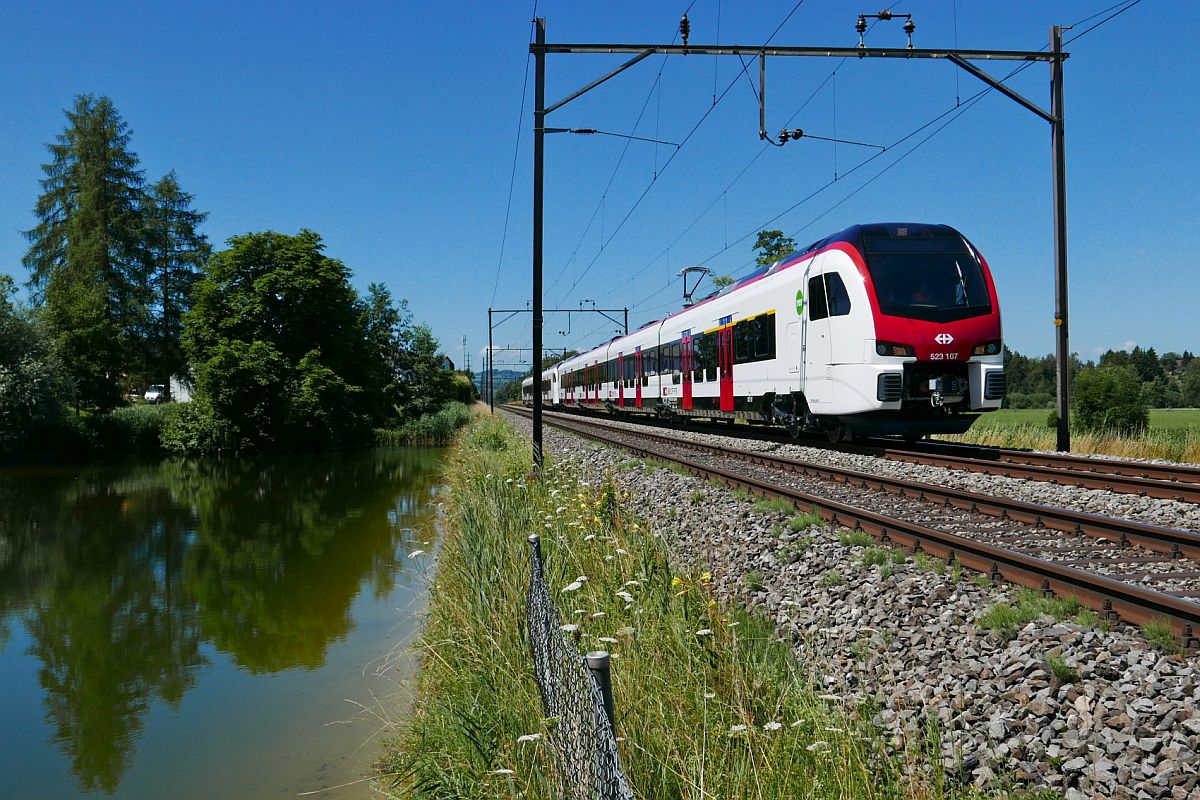 An der Freizeitanlage 'Bdli' in Riedt bei Erlen befinden sich RABe 523 107 und 523 106 am 07.07.2020 auf der Fahrt in Richtung Romanshorn. Vermutlich war das eine Testfahrt, da die beiden Triebwagen 23 Minuten zuvor auf dem gleichen Gleis in der Gegenrichtung unterwegs waren.