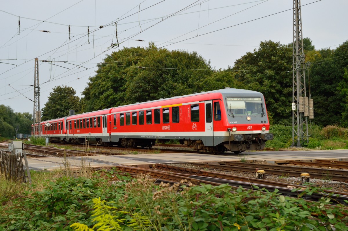 An fr�heren Nachmittag den 30.8.2013 kam der 928 669 erst einmal als Pendelzug nach Grevenbroich eingefahren, um dann nach D�sseldorf Hbf und von dort aus als RB nach K�ln Deutz Messe zu fahren.