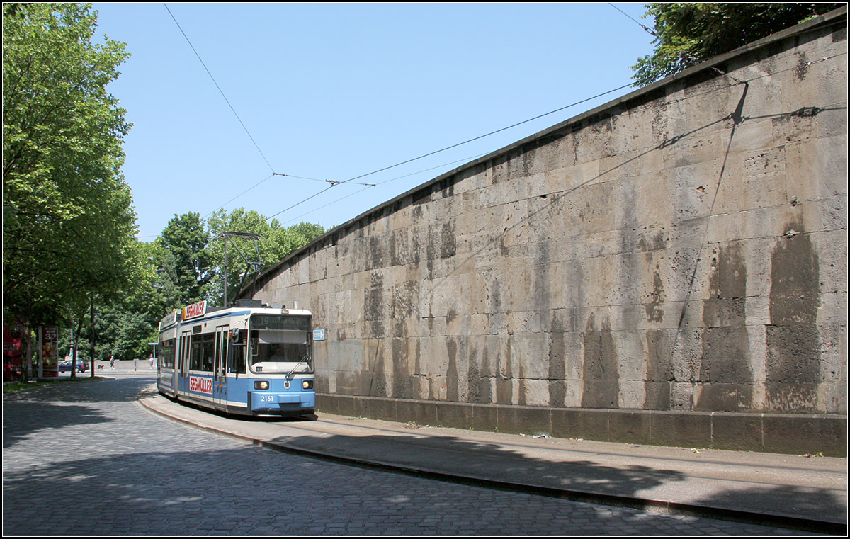 An der gekrümmten Mauer entlang -

Ein Zug der Line 19 zur St.-Veit-Straße in der Max-Planck-Straße an der Mauer des Maximilianeums.

München, 17.06.2012 (M)