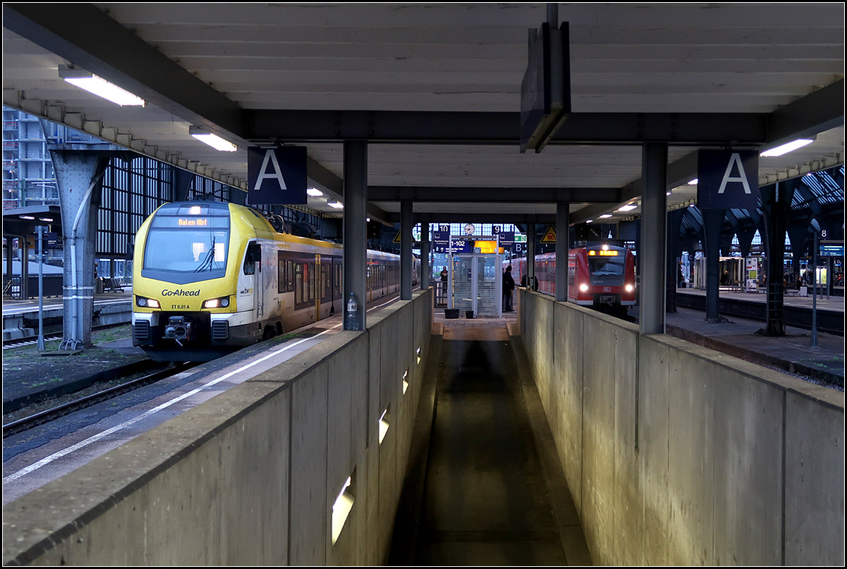 An der Gepäcktunnelrampe -

IRE nach Aalen und S-Bahn nach Mannheim im Karlsruher Hauptbahnhof.

07.10.2019 (M)