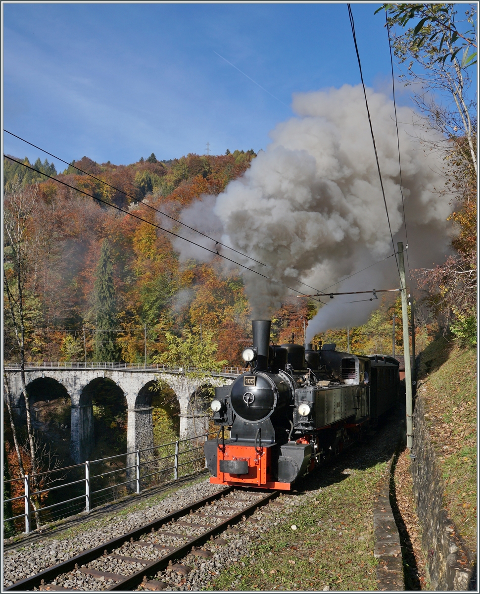 An der gleichen Stelle, aber zu einer anderen Jahreszeit: die G 2x 2/2 105 dampft zum Saison Abschluss durch die herbstliche Landschaft bei Vers chez Robert in Richtung Chamby. 

31. Oktober 2021