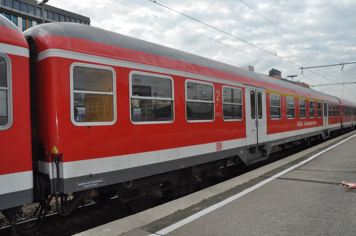 An gleis 8 im Münchener HBF steht der RE nach Simbach,der von N-Wagen und einer Br.218 bedient wird.
Heute (11.10.14) ist der  edle  50 80 31-34 241-3 ABnrz 403.4 im Design Hannover-Blau in der Garnitur eingereit! Der Wagen war übrigends von Juni 2012 bis Oktober 2013 in Stuttgart leihweise zusammen mit 22-34 560 Bnrz 437 (Design-Hannover-Grün) und 22-34 507 Bnrz 452.4 (OFV-Design) unterwegs. Auch auf der Filstalbahn RB Plochingen-Geislingen und RB Stuttgart-Heilbronn fuhr er ab und an. (München HBF, 11.10.14)