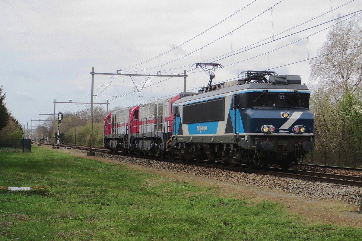 An grauen 5 April 2021 zieht TCS, ex-Railpromo 101001 zwei G2000er durch Alverna.