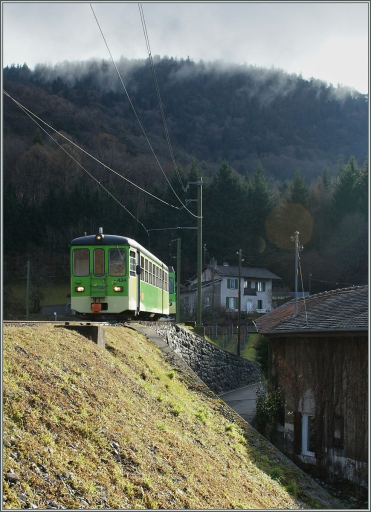 An der Grenze zwischen Licht und Schatten wagte ich ein Bild vom ASD Regionlalzug 433 mit dem führend, nun TPC grüenne Bt 434 an der Spitzte. 
5. Januar 2014