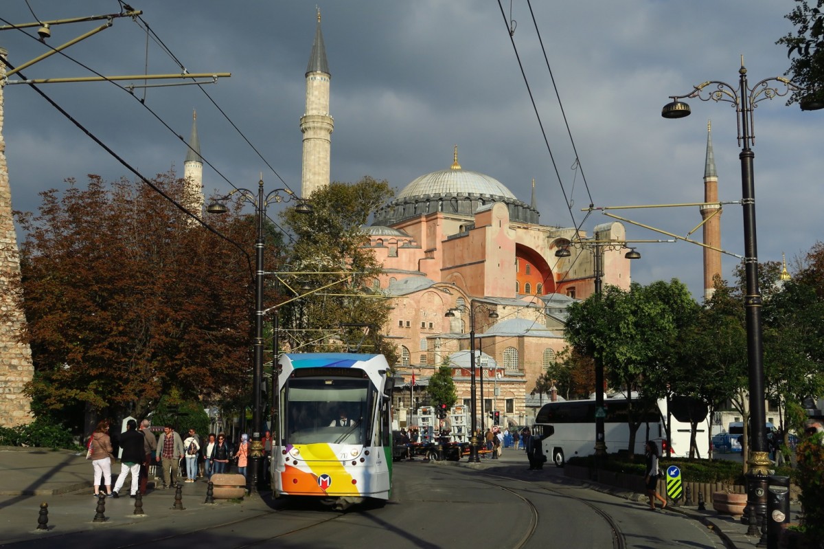 An der Hagia-Sophia: Tram 717 (BOMBARDIER FLEXITY Swift Niederflur-Stadtbahnen) unterwegs auf Linie T1 Kabatas-Zeytinburnu. Bild vom 15.10.2015.