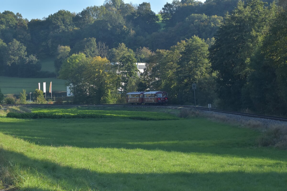 An der Halbleiterfarbrik in Untergimpern ist der Rote Flitzer an seinem letzten Betriebstag gen Hffenhardt fahrend zusehen am Sonntag den 10.10.2021