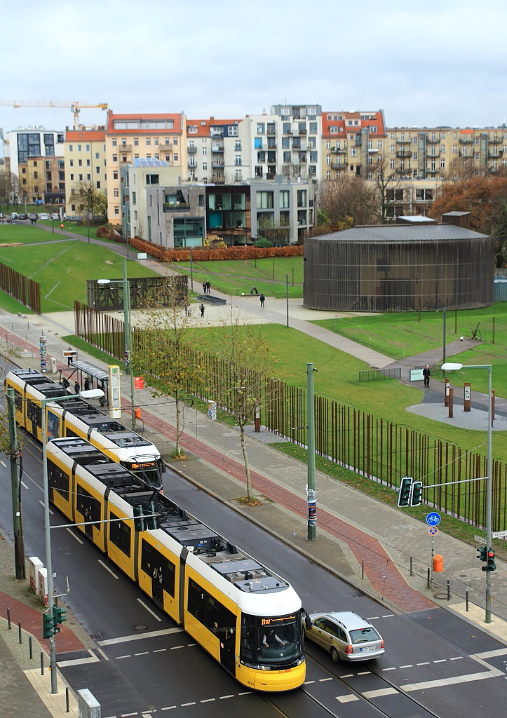 An der Haltestelle der Gedenkstätte Berliner Mauer treffen sich am 17.11.2015 zwei Flexity-Züge der Berliner Straßenbahn. Der Grünstreifen vermittelt heute nur noch einen schwachen Eindruck von den früheren Grenzbefestigungsanlagen, die bis zum November 1989 Ost- und Westberlin trennten.
