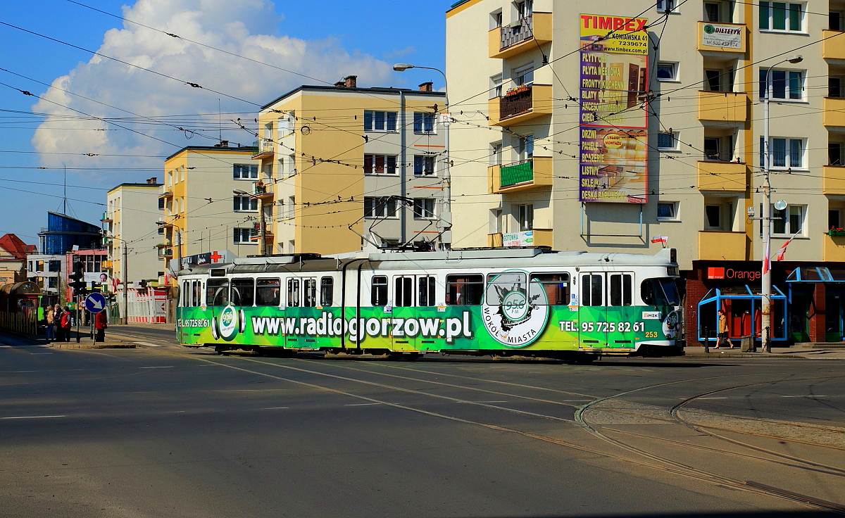 An der Haltestelle Katedra biegt der Tw 253 (ex Kassel 314) am 03.05.2016 in Richtung Piaski ab