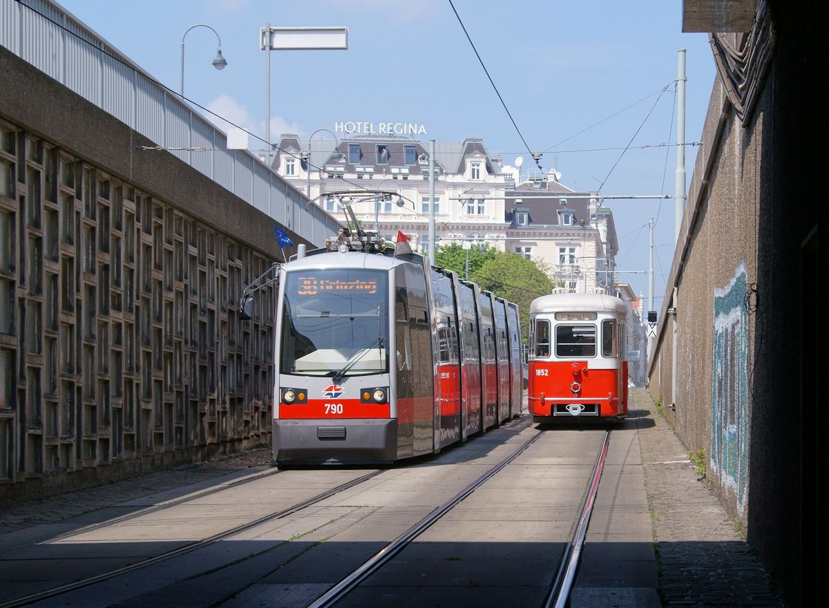 An der Haltestelle Schottentor in Wien fdeln sich die Linien 37, 38 und 40-42 in die Wendeschleife im Untergeschoss ein. ULF 790 kam am 6.5.2017 aus Grinzing und begegnete bei der Einfahrt in die Schleifenanlage dem L-l3-Zug aus Triebwagen 540 und Beiwagen 1852, der anlsslich des Tramwaytages zwischen Schottentor und dem Betriebshof Grtel unterwegs war.