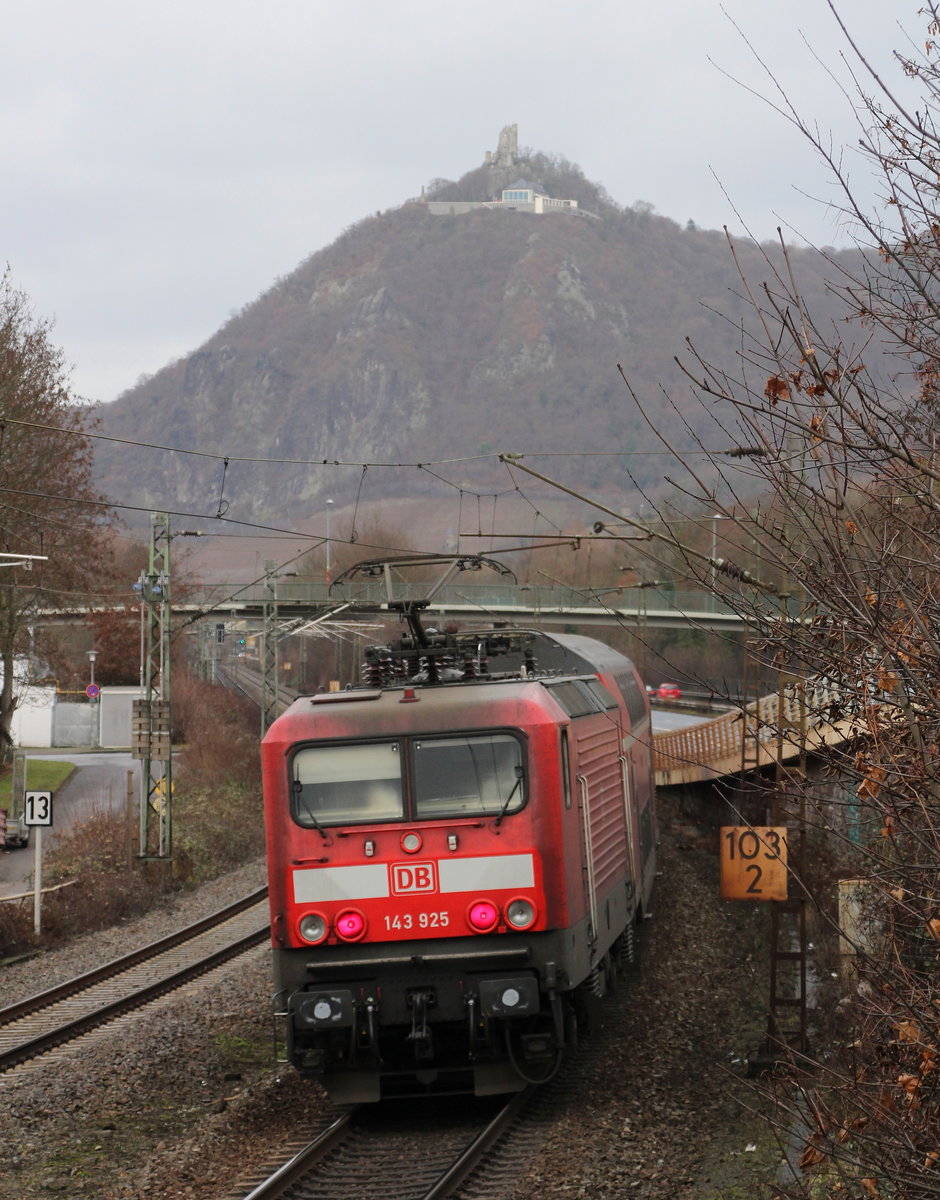 An Heiligabend 2016 schiebt 143 925 ihren RB 27 (Koblenz Hbf - Köln Hbf) aus dem Bahnhof Bad Honnef dem Drachenfels entgegen.

Bad Honnef, 24. Dezember 2016