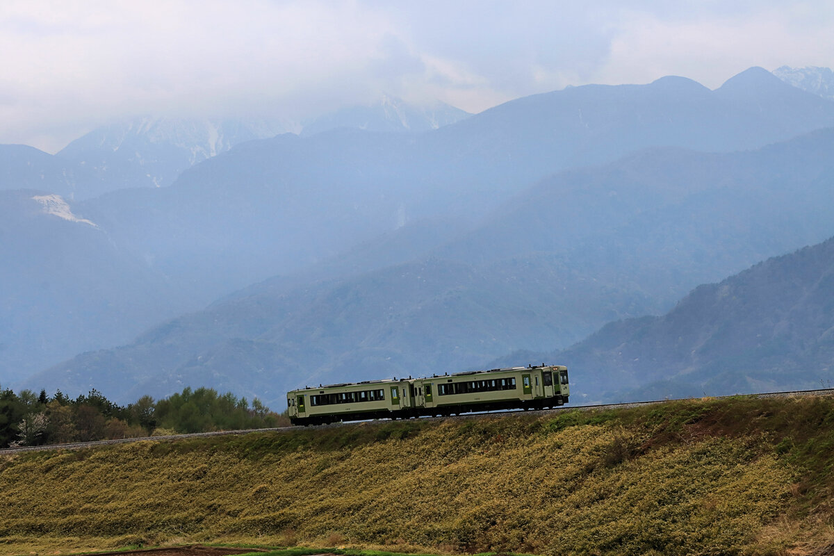 An der höchstgelegenen Bahn Japans: Von Kobuchizawa her kommen die Triebwagen KIHA 110-114 und -115 im Aufstieg in die Alpen. 21.April 2022 