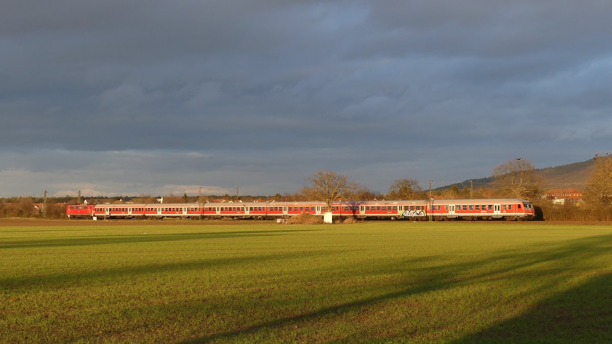 An ihrem vorletzten Einsatztag ist diese n-Wagen Garnitur als RB68 nach Heidelberg unterwegs und ist hier zwischen Bickenbach und Hähnlein-Alsbach zu sehen. Aufgenommen am 8.12.2017 15:49