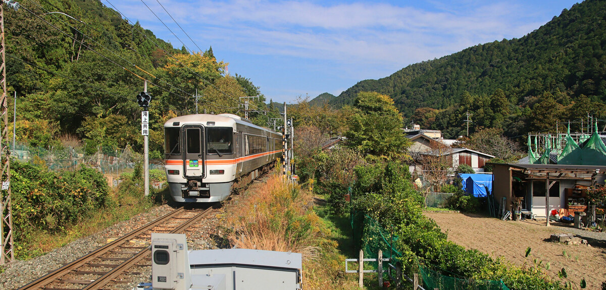 An der Iida Linie in Zentraljapan: Ein Intercityzug der Iida Linie (Zug 373-6) verlässt die Station Yuya Onsen mit seinen heissen Quellen. 5.November 2023  