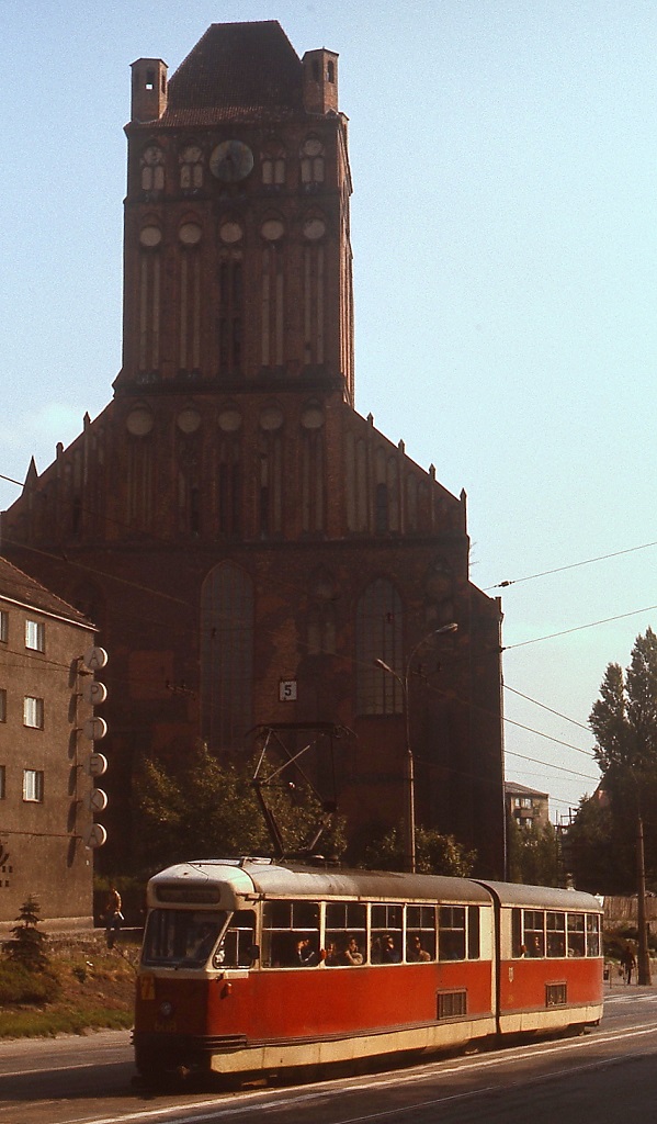 An der Katedra Swietego Jakuba/Jakobikirche in Szczecin/Stettin fährt der von der Waggonfabrik Chorzow gebaute Tw 608 des Typs N 102 a vorbei (September 1976)
