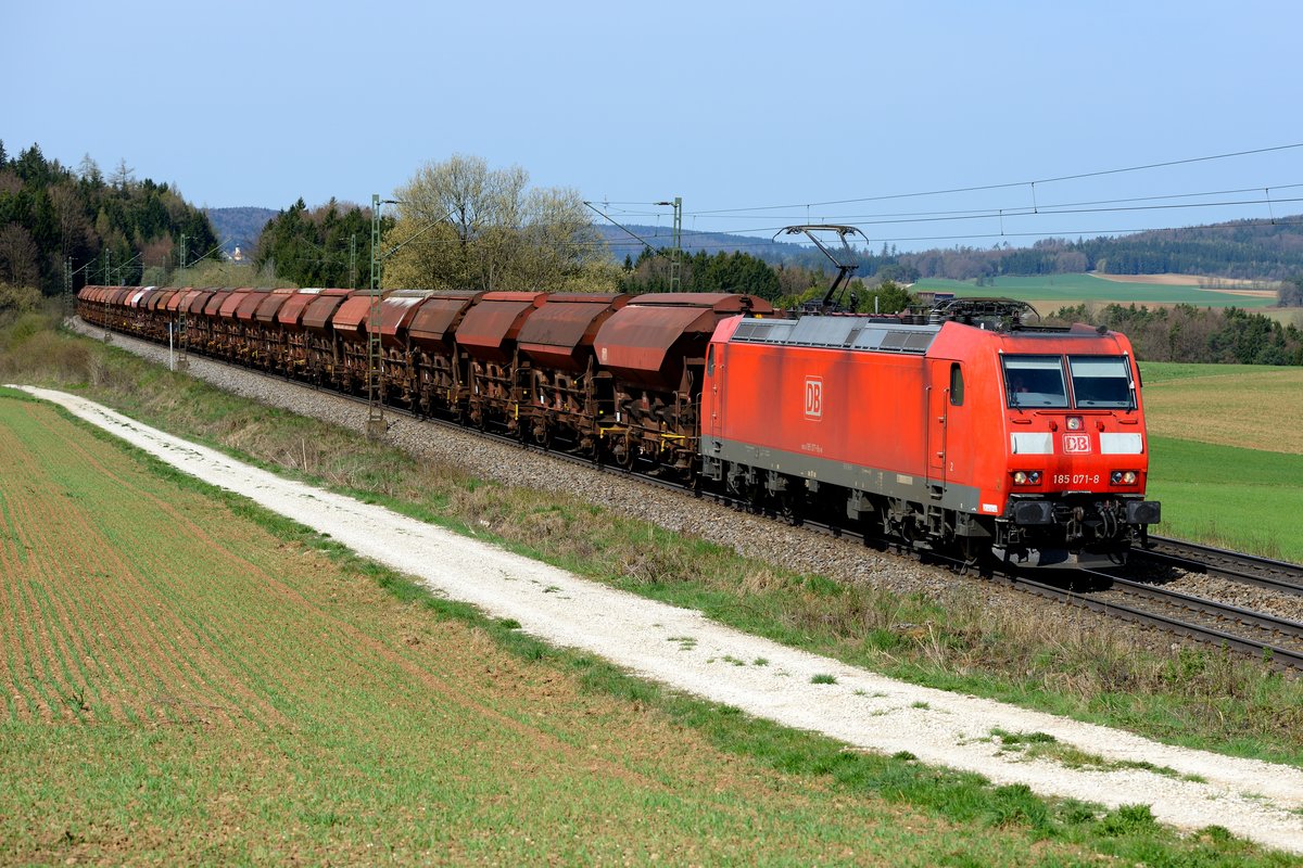 An der KBS 880 ist es hilfreich, wenn man eine gewisse Affinität zu Lokomotiven aus dem Hause Bombardier hat: Die Baureihe 185 ist hier besonders stark vertreten. Hintergrund ist die Österreich-Zulassung vieler Loks dieser Baureihe. Eine solche besitzt die 185 071 nicht. Der schöne Ganzzug, gebildet aus Waggons der Gattung Tds war mir jedoch ein Bild wert - trotz unspektakulärer Bespannung. Zwischen den Bäumen spitzt übrigens die Kirche von Krappenhofen hervor (16. April 2015).
