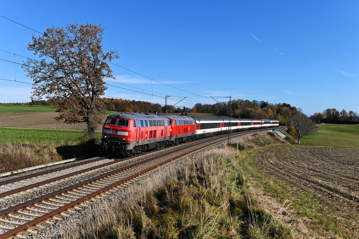 An die  KBS 970 für Arme  verschlug es mich am 31. Oktober 2020 - gemeint ist damit die Allgäubahn im Münchener S-Bahn-Bereich, die bei Kottgeisering aber auch schon bereits einige Fotomotive bietet. Auch hier galt es, die sich unweigerlich verabschiedenden dieselbespannten EuroCity-Züge und die privaten Alex Verbindungen zu dokumentieren. An diesem Tage bespannten die Mühldorfer 218 418 und 452 den EC 194 auf seiner Fahrt nach Zürich HB. Die erste Lok war einst ein begehrtes Fotomotiv, trug sie doch die auffällig bunte Lackierung des Touristikzuges.   