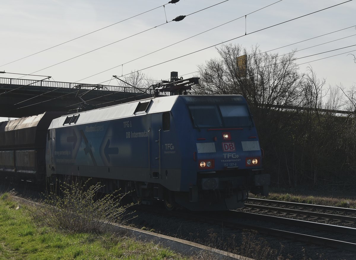 An der L116 Brücke bei Grevenbroich Elsen kommt die 152 137-6 TFG Transfracht vor meine Linse gefahren. 6.4.2018 Gegenlichtaufnahme.