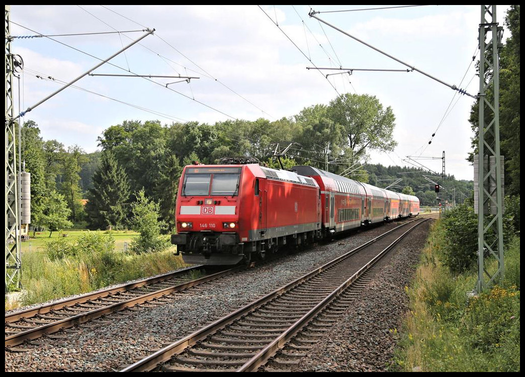 An der Landesgrenze Nordrhein Westfalen zu Niedersachsen ist hier der RE 2 aus Düsseldorf mit Zuglok 146110 am 20.7.2021 um 17.17 Uhr nach Osnabrück unterwegs.
