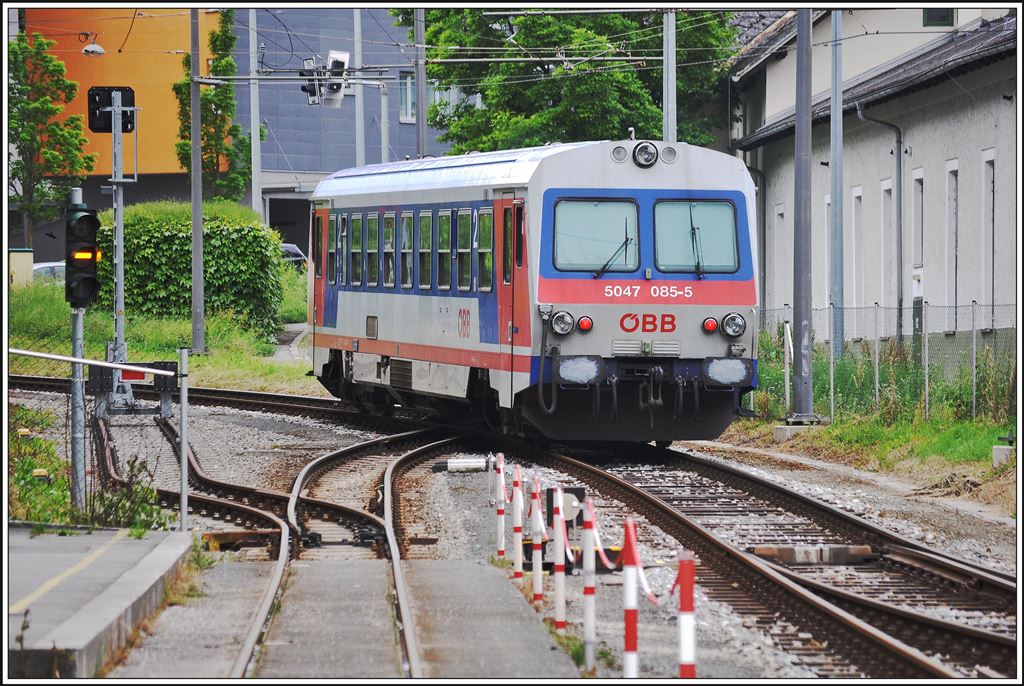 An der Landgutstrasse kreuzt die Mühlkreisbahn die schmalspurige Pöstlingbergbahn. (30.05.2014)