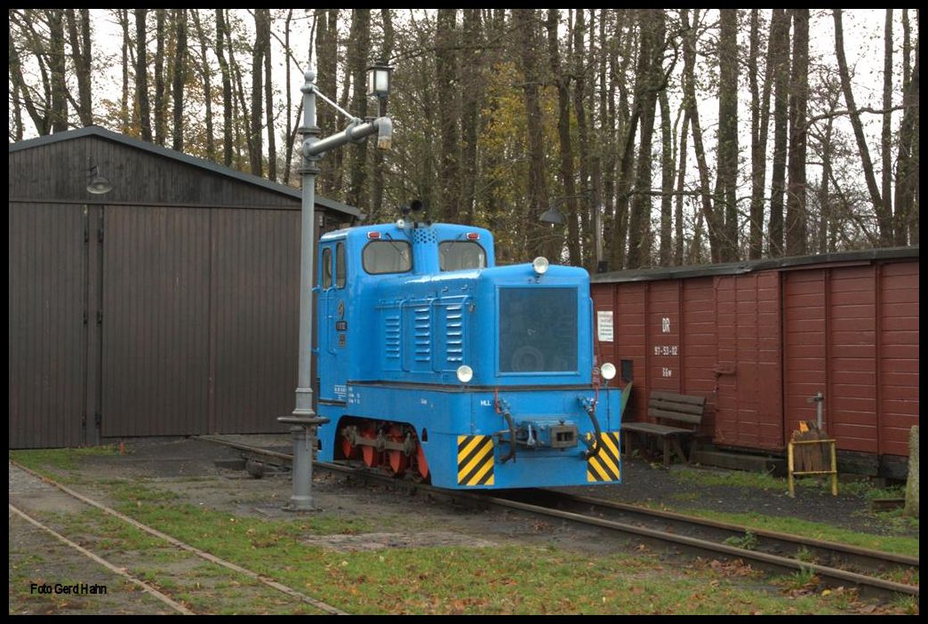 An der Landstraße bei Mesendorf ist der Endbahnhof des  POLLO  gelegen. V 10102 LOB stand dort am 18.11.2015 vor dem Lokschuppen fotogen am Wasserkran. 