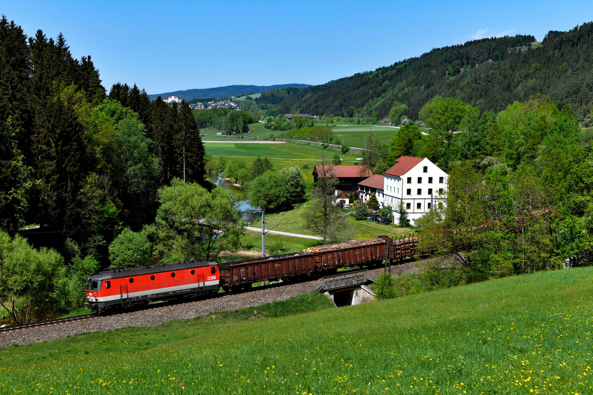 An der Ledermühle konnte ich am 30. April 2018 die ÖBB 1144.082 mit dem gemischten Güterzug aus Tschechien ablichten, den zuvor die CD 340 055 nach Summerau gebracht hatte. Im Hintergrund sind der Ort Kefermarkt und das Schloss Weinberg zu erkennen.