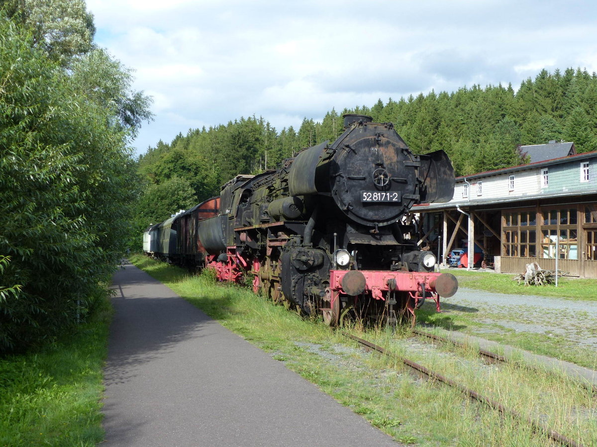 An der Lohm�hle in Georgenthal bei Gotha steht die 52 8171-2 als Denkmallok und erinnert an die ehemalige Bahnstrecke von Georgenthal nach Tambach-Dietharz; 29.07.2017