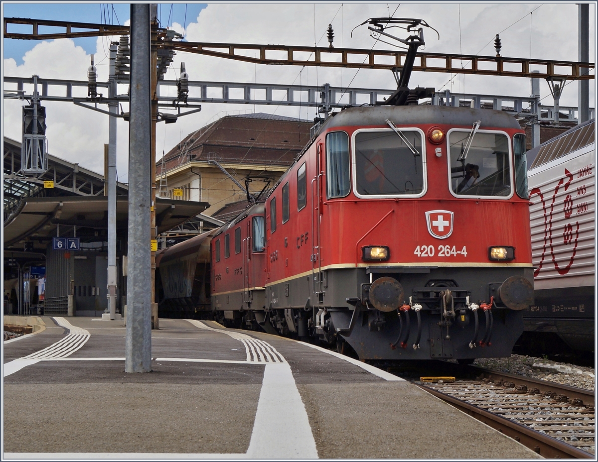 An der Lok und deren Anschriften vorbeigeschlendert und gerechnet: die 1975 gebaute Re 4/4 II 11264 ist ja schon 45 Jahre alt... Die beiden Re 4/4 II 11264 und 11296 warten in Lausanne die Blockdistanz zum IR 90 ab, um ihre Fahrt nach Domo II fortsetzen zu können.

18. Juni 2020