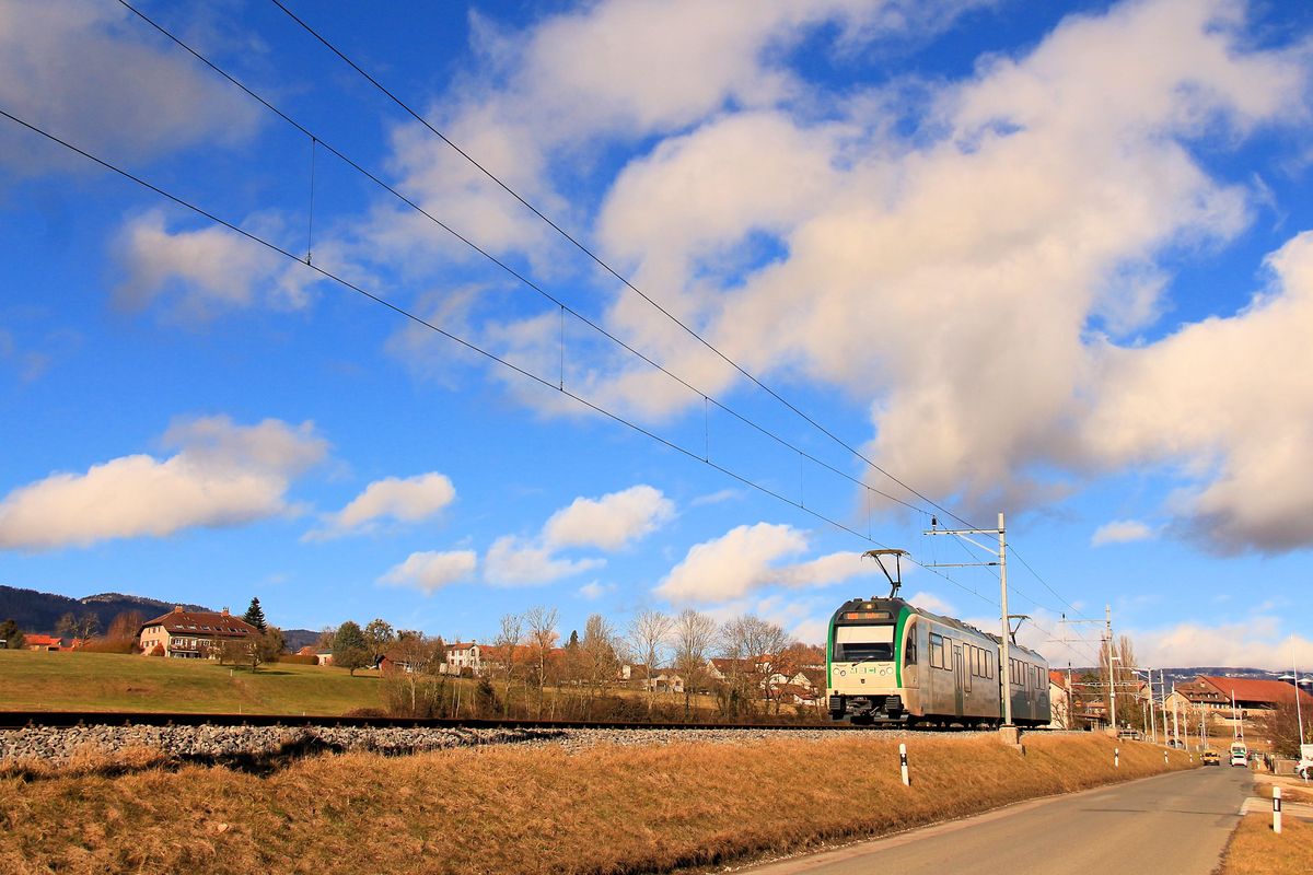 An der MBC-Zweiglinie nach L'Isle. Unter stahlblauem Föhnhimmel durchfahren die beiden neuen Triebwagen 37 und 32 die landwirtschaftlich und sehr von waadtländer Regionalstolz geprägte Landschaft am Fusse des Jura. 3.Februar 2017