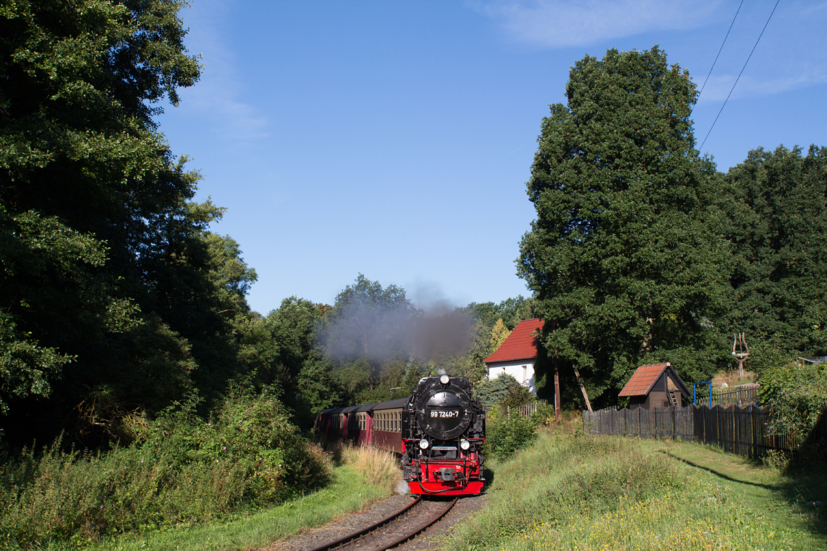 An meinem Fototag im Harz legte ich wert auf die kleinen Stichstrecken, wie die von Alexisbad nach Harzgerode. Dieser kleine Teil der Selketalbahn wird an einem normalen Plantag nur von einem einzigen Dampfzug in beiden Richtungen befahren. Den restlichen Verkehr des Tages bewältigen Triebwagen.

Im besten Morgenlicht des 18. August 2016 hatte die schon einige Zeit zu hörende 99 7240-7 die ca. 3 Kilometer lange, steigungsreiche Strecke überwunden und wurde - als sie sprichwörtlich  übern Berg  war - in Harzgerode fotografiert.