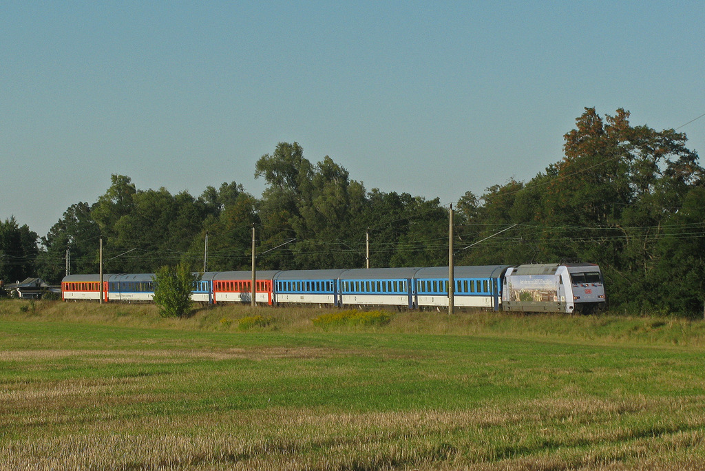 An meinem kleinen Urlaubstag hab ich mal etwas die Sonne genossen. Dann einen Tipp erhalten und mal schnell nach Pramsdorf gerollt. Erste besondere Leistung war dann die Werbe-101er (101 016) vor ihrem EC in Richtung Dresden. 06.09.2013