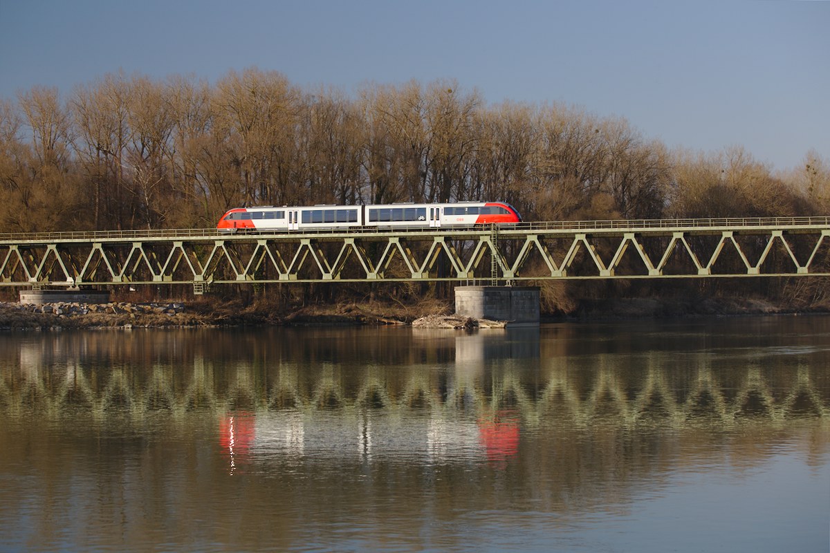 An meinem Samstag Nachmittag ist diese Aufnahme eines 5022ers auf der Innbrücke zwischen Braunau und Simbach entstanden. (28.03.2015)