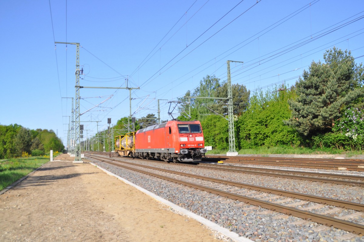 An der neuerrichteten Brücke Flottstetter Straße in Michendorf bei Berlin kommt aus der Ausfahrgruppe Seddin dieser  Güterzug , aufgenommen am 13.05.2015