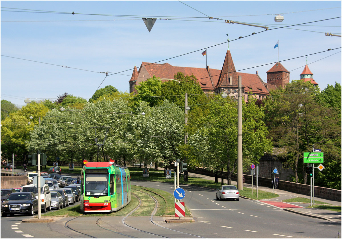 An der Nürnberger Burg - 

Eine  CityBahn -Tram kommt den Neutorgraben in Richtung Hallertor herunter. Alles schön grün hier, die Straßenbahn, der Bahnkörper, die Bäume und auch das Straßenschild links. Im Hintergrund die Nürnberger Burg. 

25.04.2009 (M)