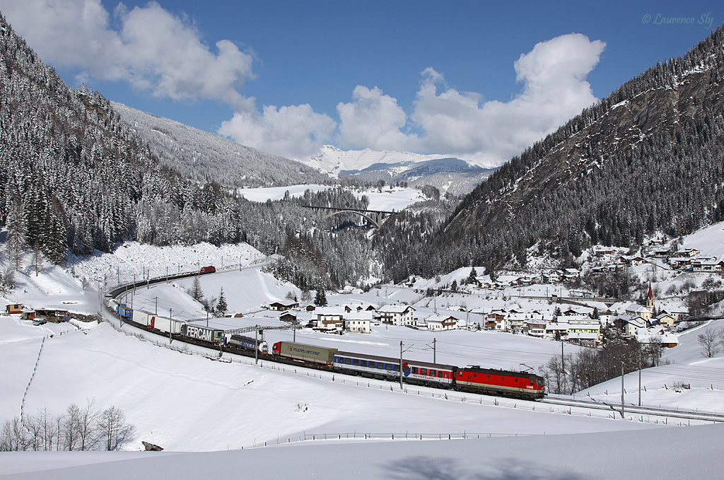 An OBB class 1144 rounds the horse shoe curve at Sankt Jodok as it heads RoLa train 52440 from Brennero to Worgl, 25 March 2014